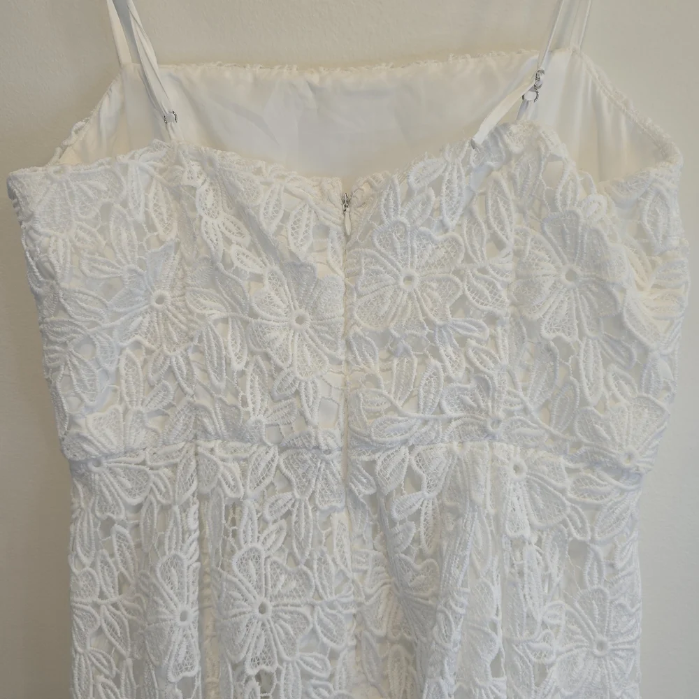 Astr White Flowery Lace Midi Dress Size Medium Nwot, Has One Very Small Flaw - Picture 12 of 16